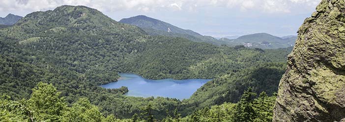 志賀高原最大の湖大沼池を赤石山山頂付近から