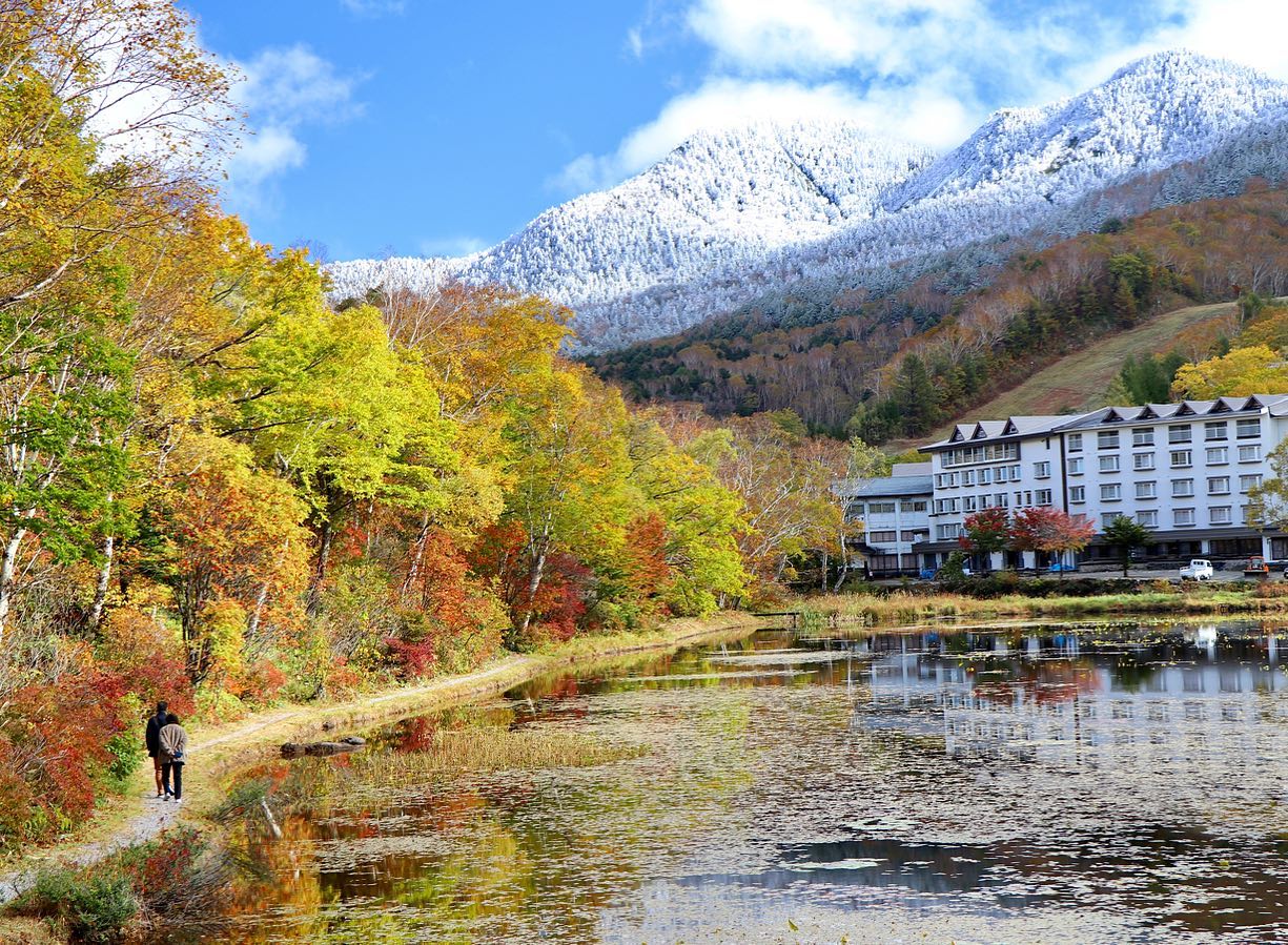 志賀高原 蓮池の紅葉と志賀山の雪景色 2021年10月21日 - Fall Foliage in Shiga Kogen, NAGANO – |  志賀高原 ホテル白樺荘 【公式】